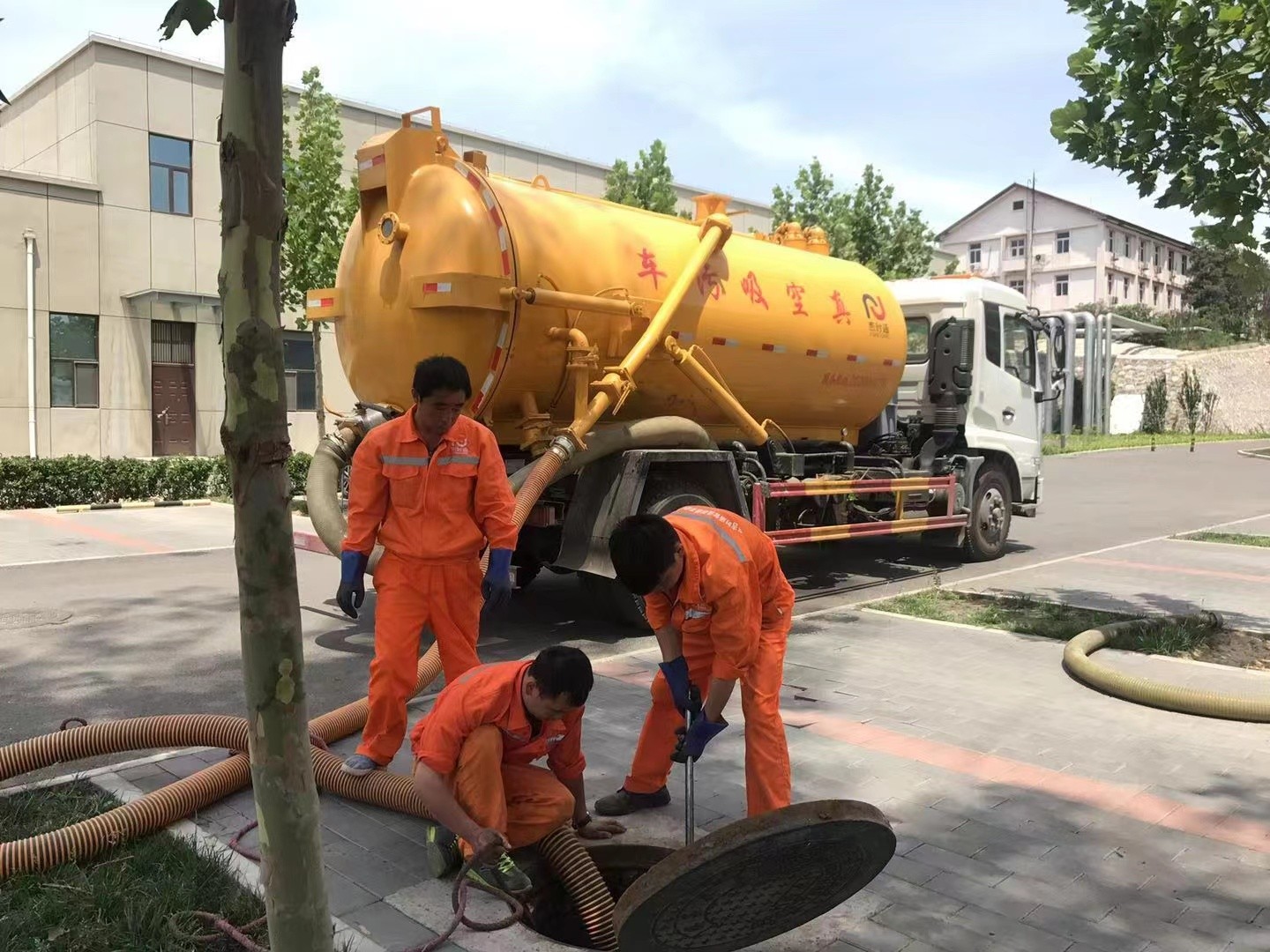 永兴管道疏通车停在窨井附近