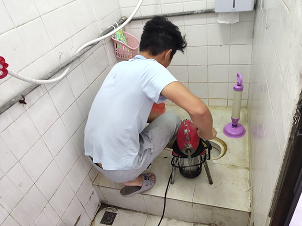 永兴管道堵塞冒臭气 专业师傅现场解决问题