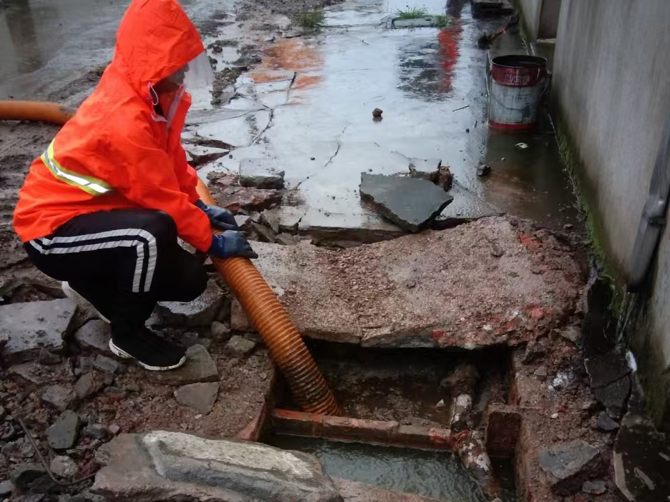 永兴专业清理污水池 炜誉市政以规范流程守护城市 “肠道”